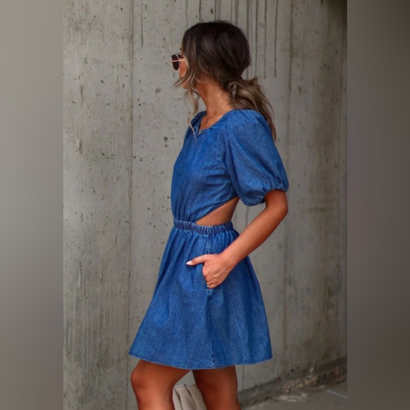 NWT VICI JENISA DENIM PUFF SLEEVE MINI DRESS - DARK DENIM |SIZE SMALL - Picture 3 of 5